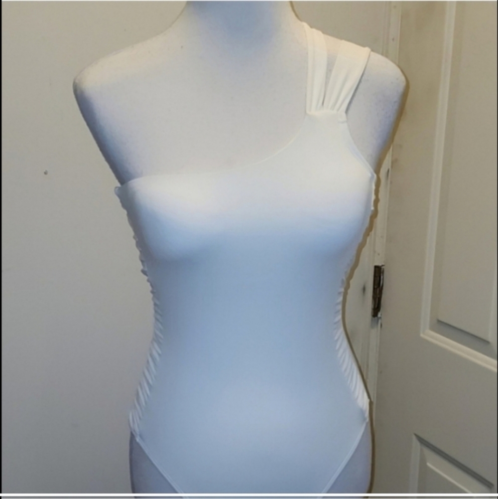 La blanca White one piece One Shoulder Swimsuit size 4
